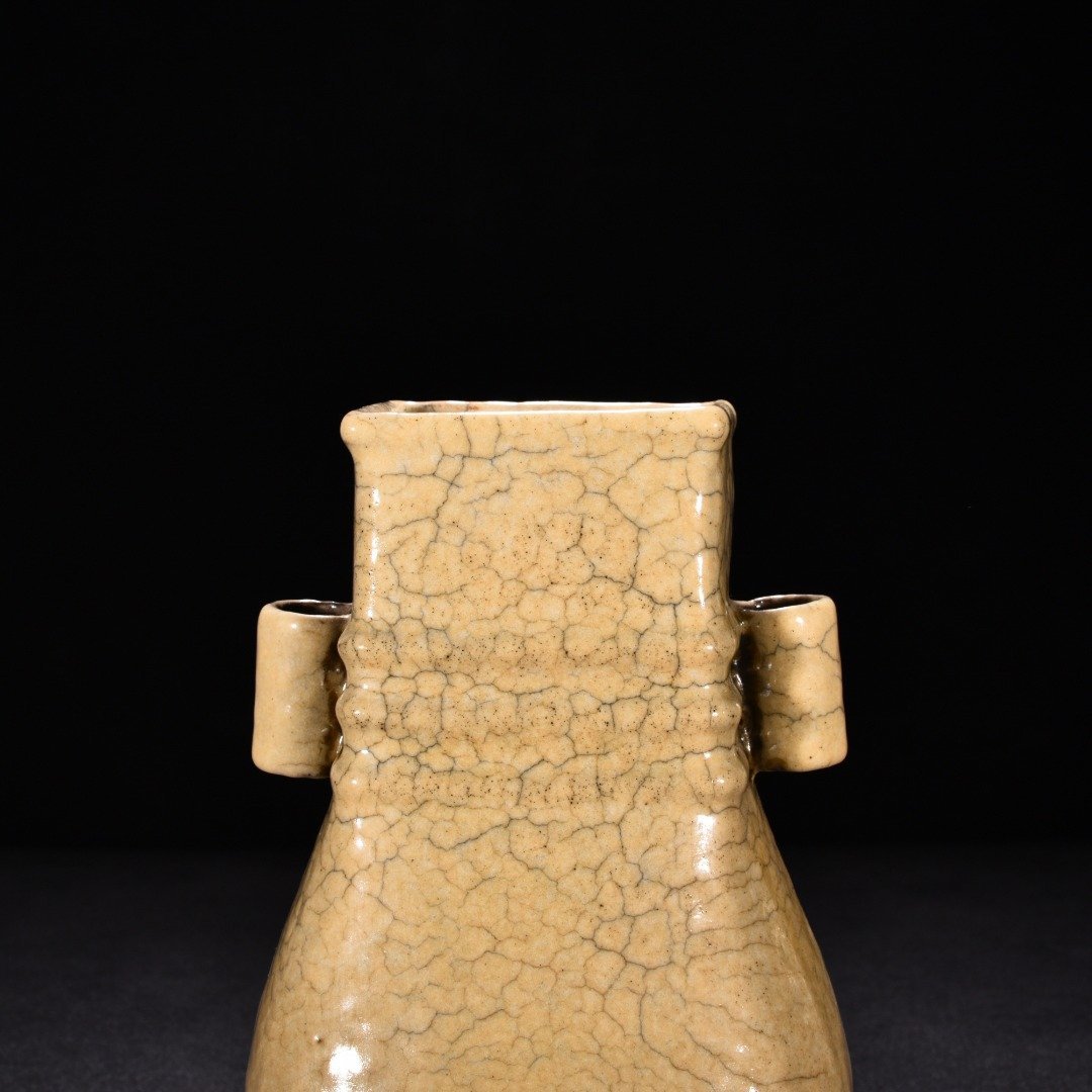 Song Dynasty Ge kiln beige glaze dazzling pattern through-ear vase