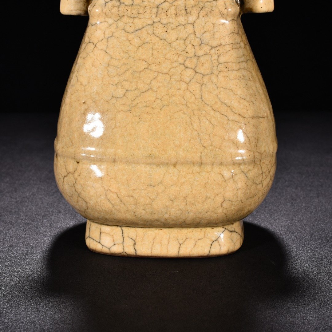 Song Dynasty Ge kiln beige glaze dazzling pattern through-ear vase
