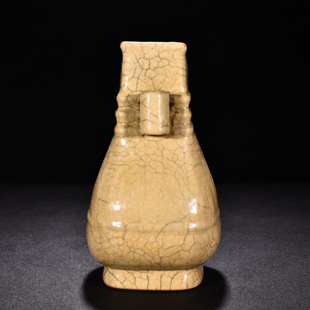 Song Dynasty Ge kiln beige glaze dazzling pattern through-ear vase