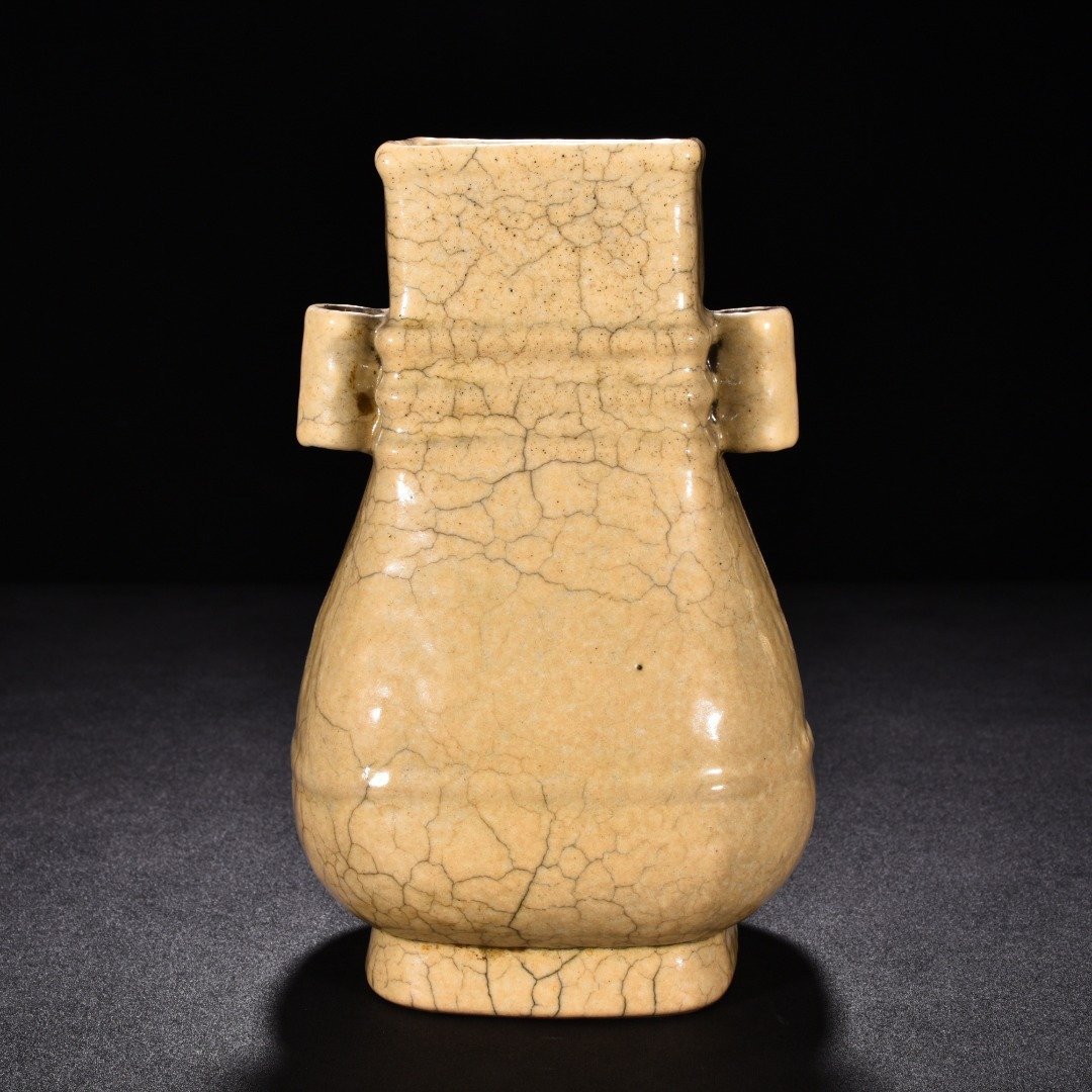 Song Dynasty Ge kiln beige glaze dazzling pattern through-ear vase
