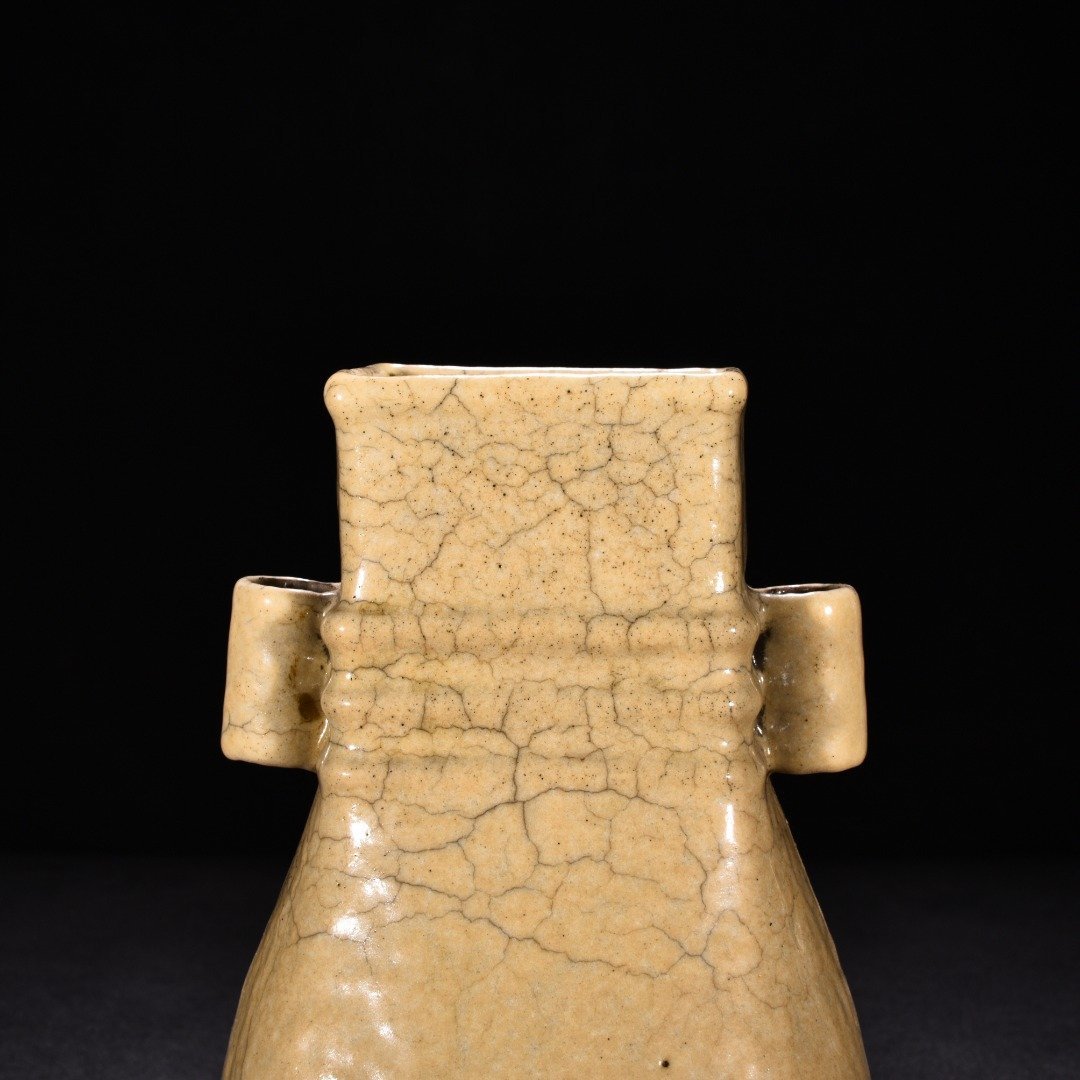 Song Dynasty Ge kiln beige glaze dazzling pattern through-ear vase