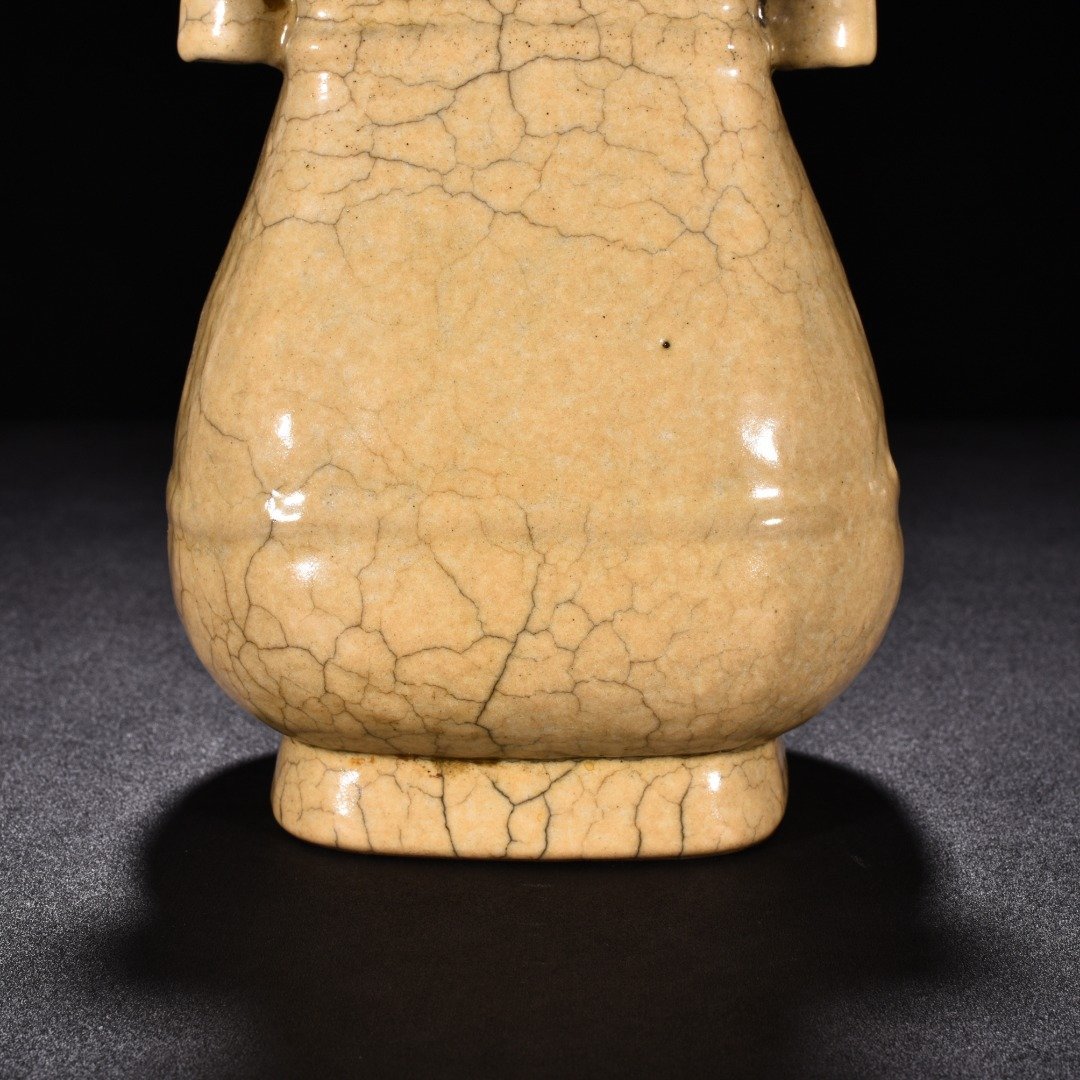 Song Dynasty Ge kiln beige glaze dazzling pattern through-ear vase