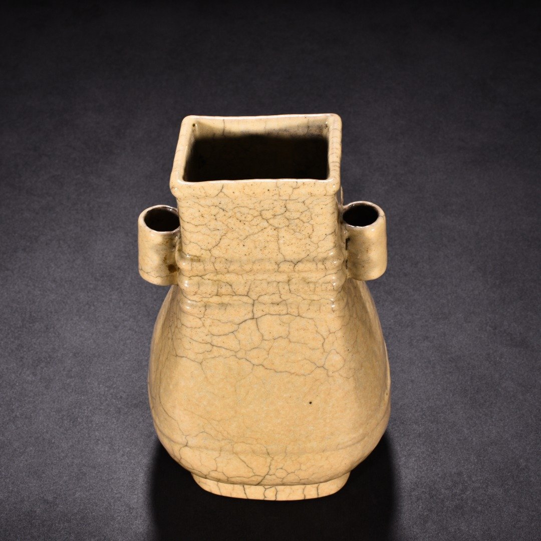Song Dynasty Ge kiln beige glaze dazzling pattern through-ear vase