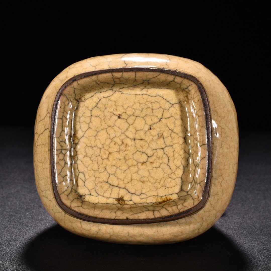 Song Dynasty Ge kiln beige glaze dazzling pattern through-ear vase