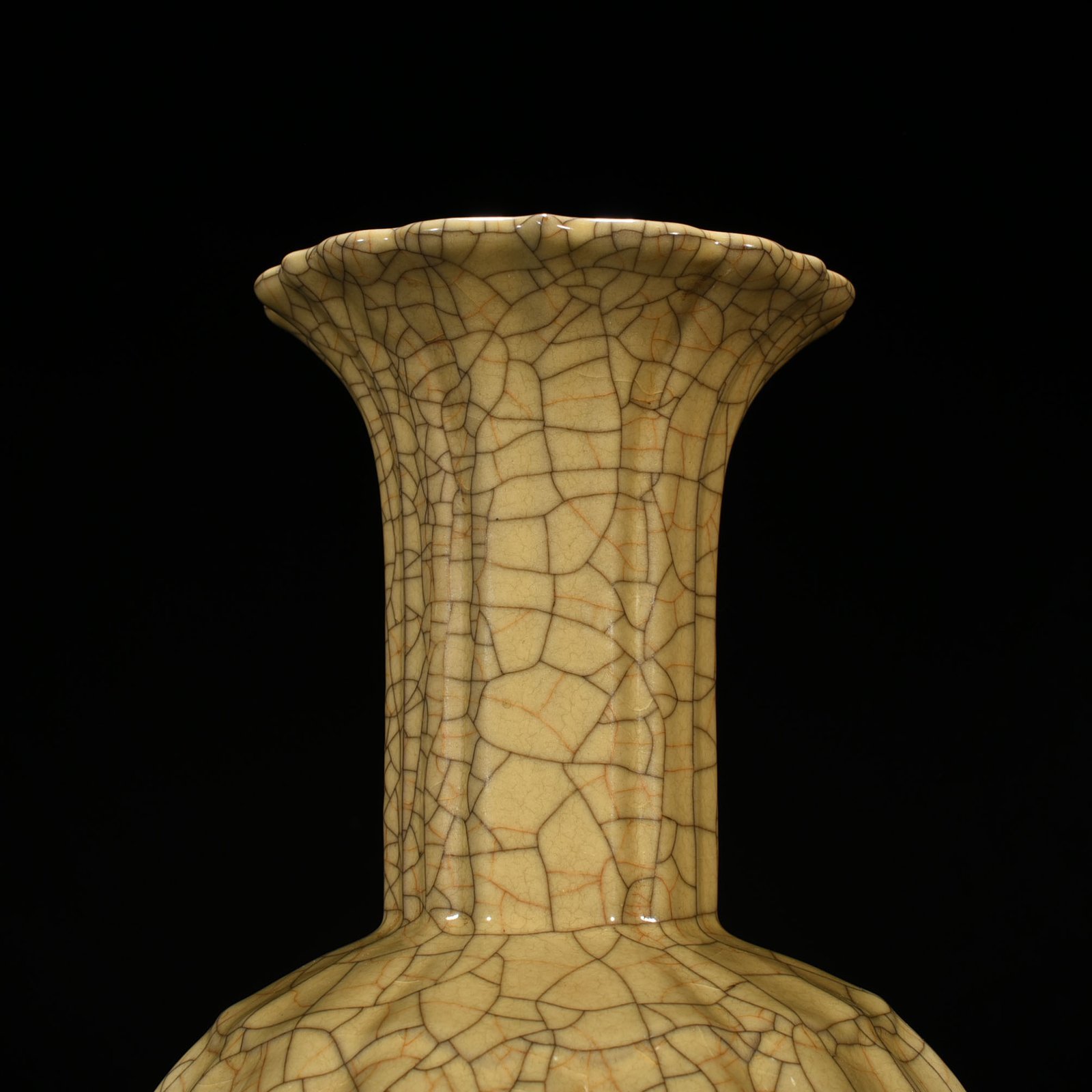 Song Dynasty Ge kiln beige glazed melon fluted vase