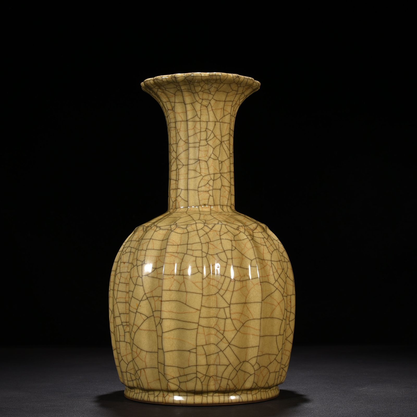 Song Dynasty Ge kiln beige glazed melon fluted vase