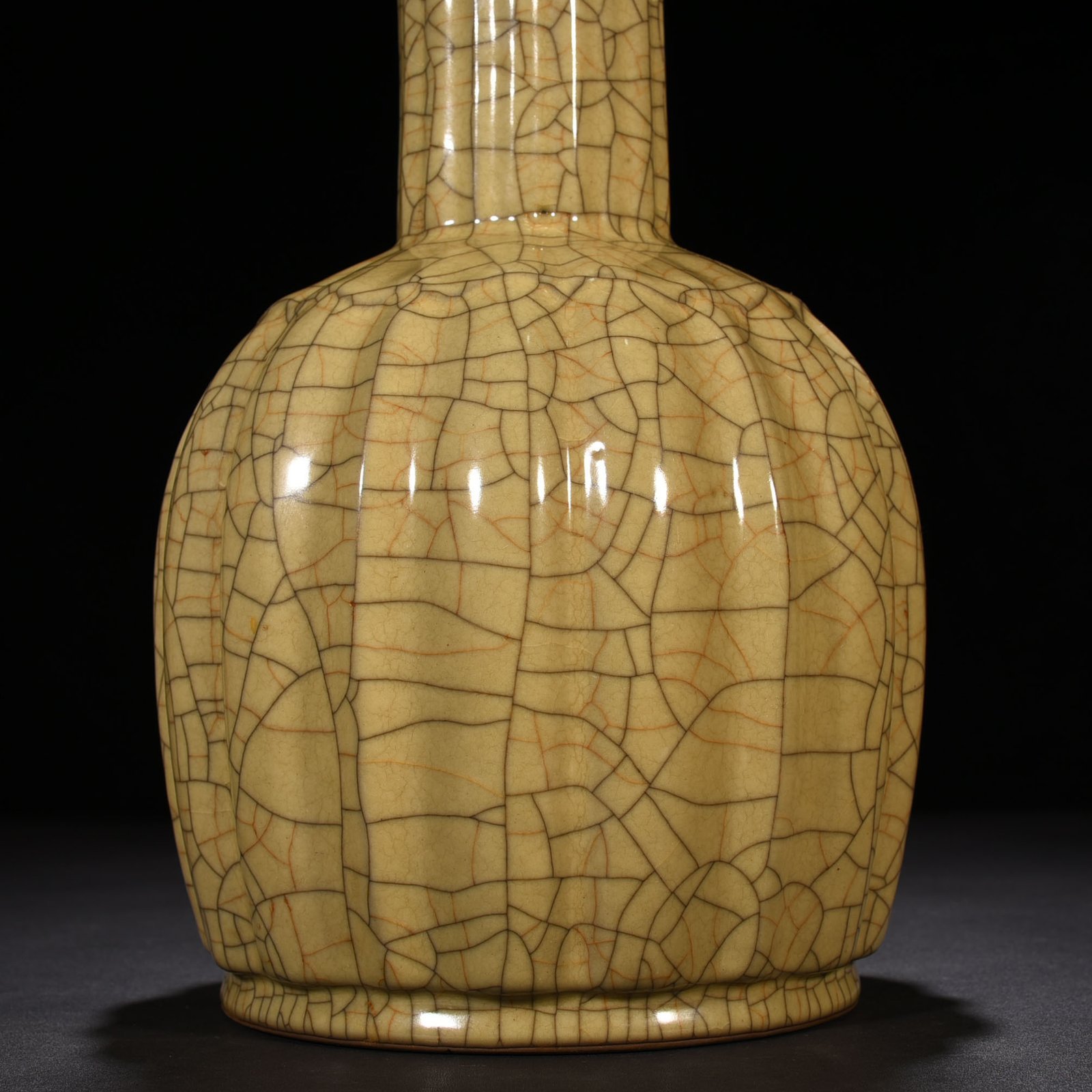 Song Dynasty Ge kiln beige glazed melon fluted vase