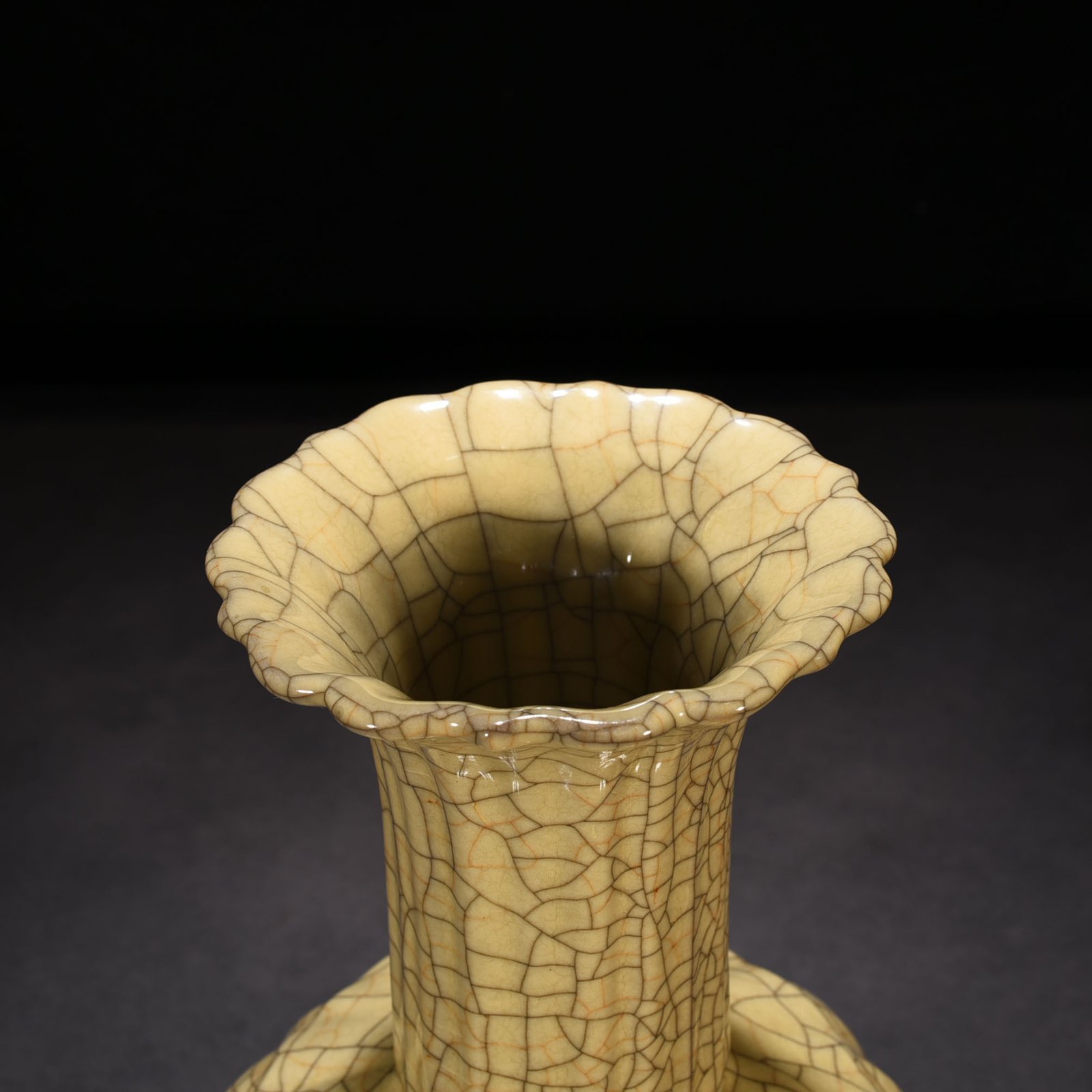 Song Dynasty Ge kiln beige glazed melon fluted vase