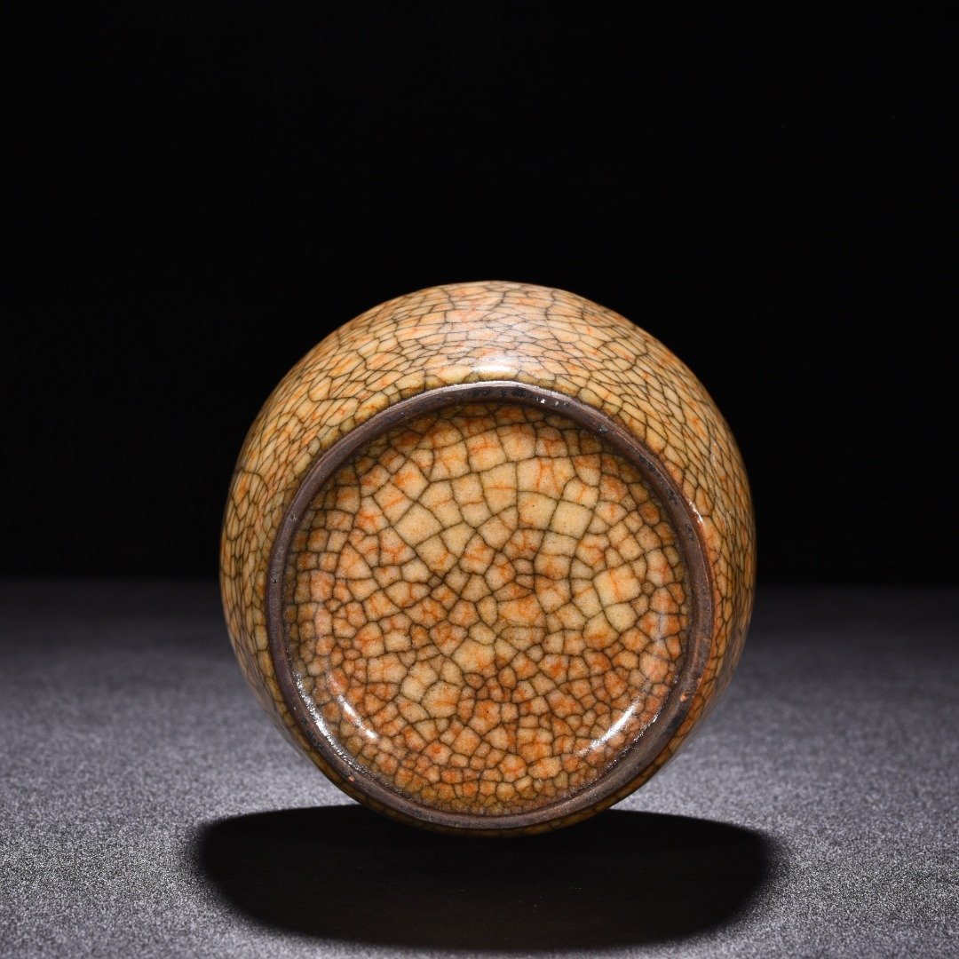Song Dynasty Ge kiln beige glaze dish bottle