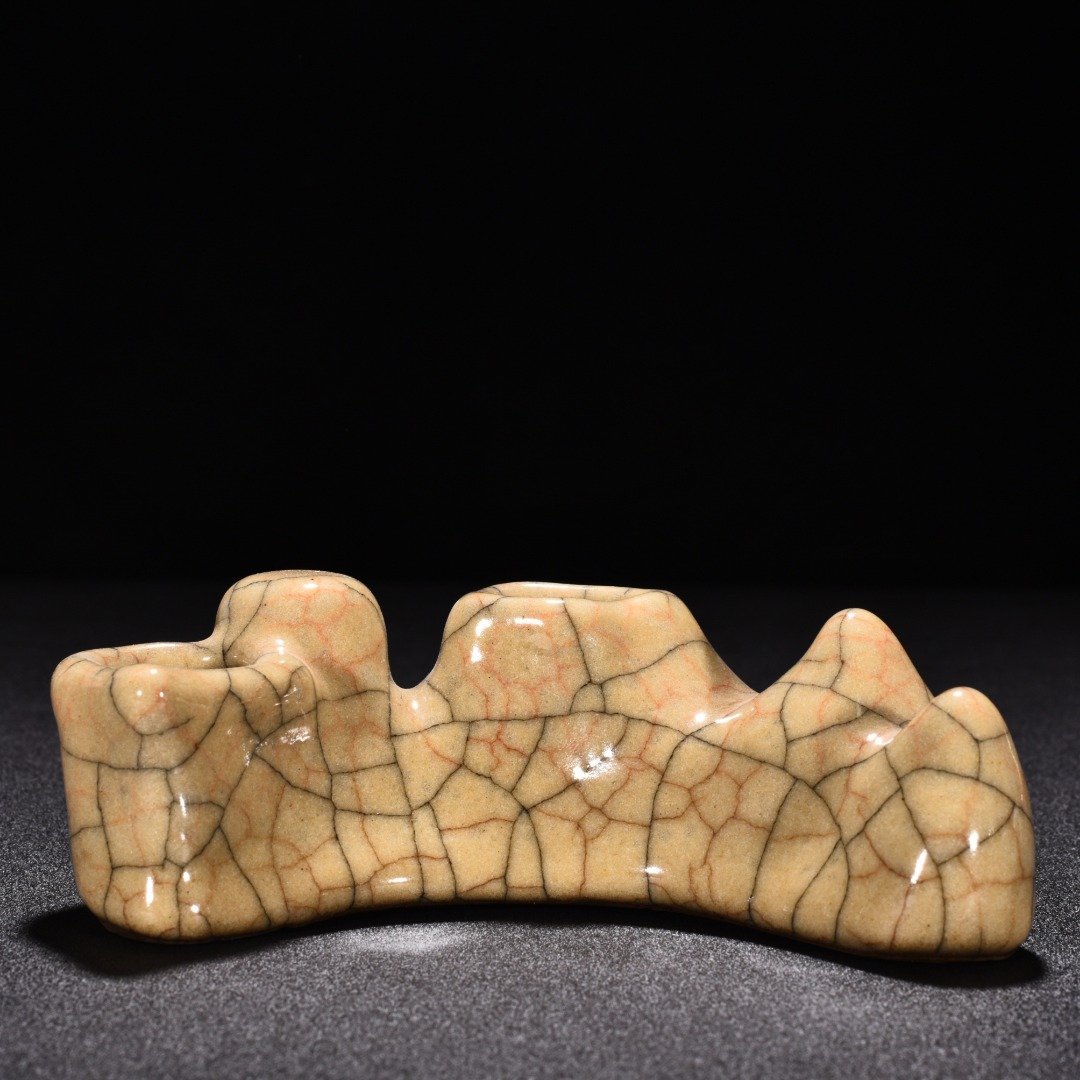 Song Dynasty Ge kiln beige glaze pen holder and pen washer