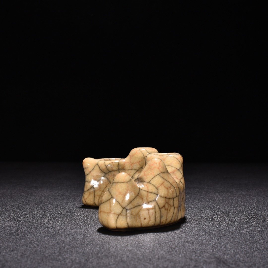 Song Dynasty Ge kiln beige glaze pen holder and pen washer