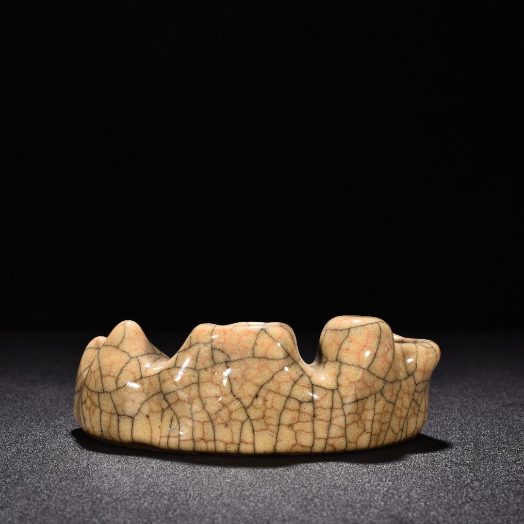 Song Dynasty Ge kiln beige glaze pen holder and pen washer