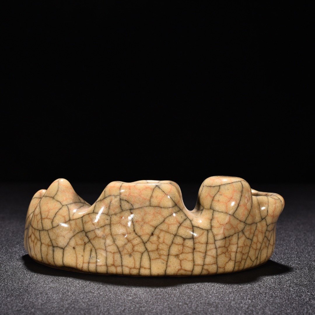Song Dynasty Ge kiln beige glaze pen holder and pen washer