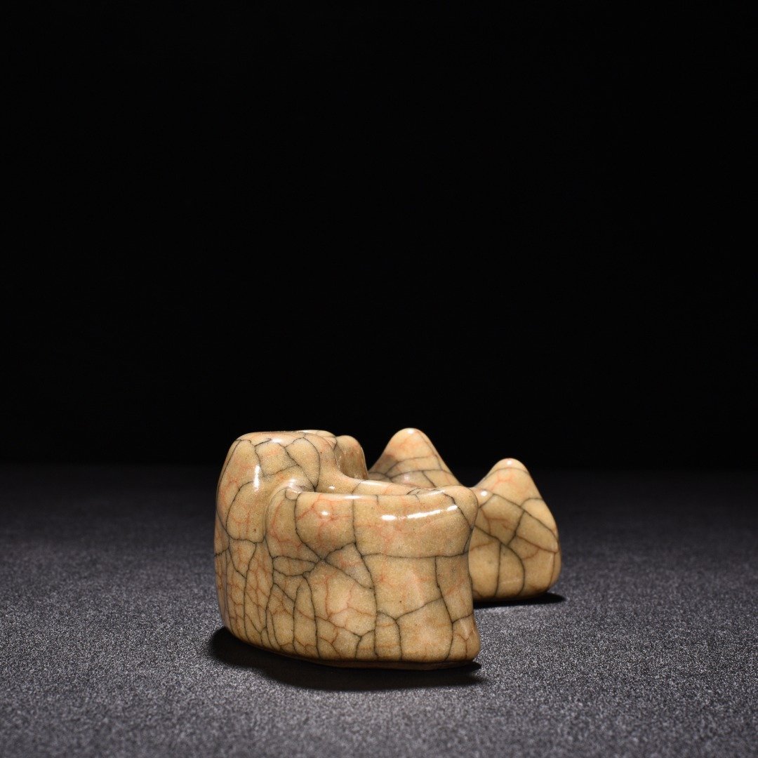Song Dynasty Ge kiln beige glaze pen holder and pen washer