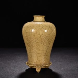 Song Dynasty Ge kiln beige glaze drum-nailed three-legged plum vase