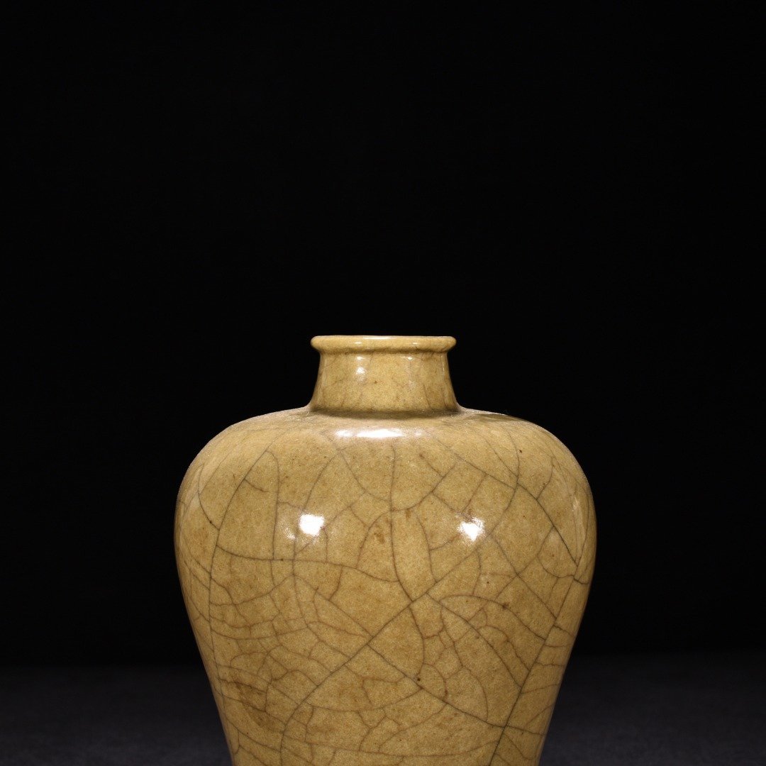 Song Dynasty Ge kiln beige glaze drum-nailed three-legged plum vase
