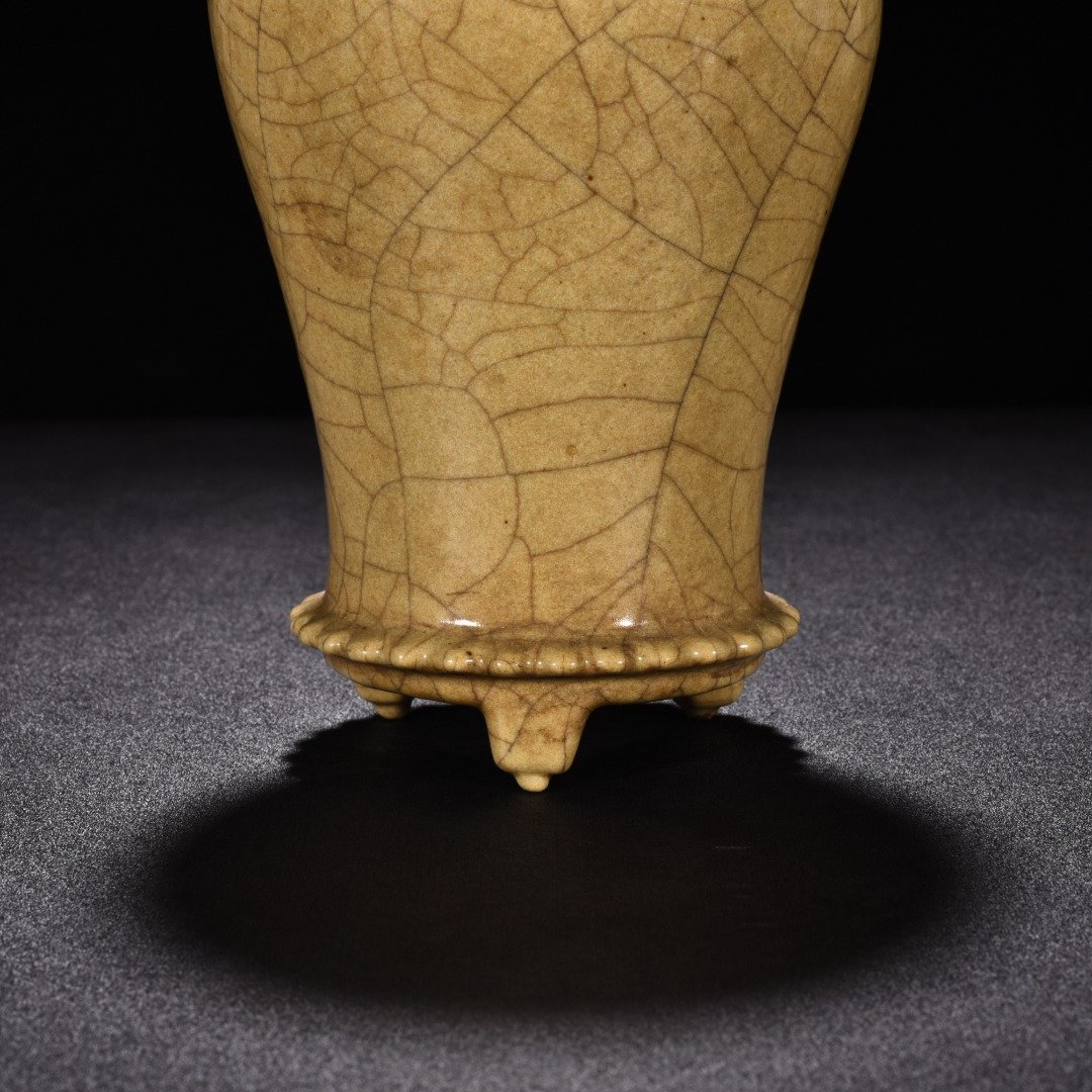 Song Dynasty Ge kiln beige glaze drum-nailed three-legged plum vase