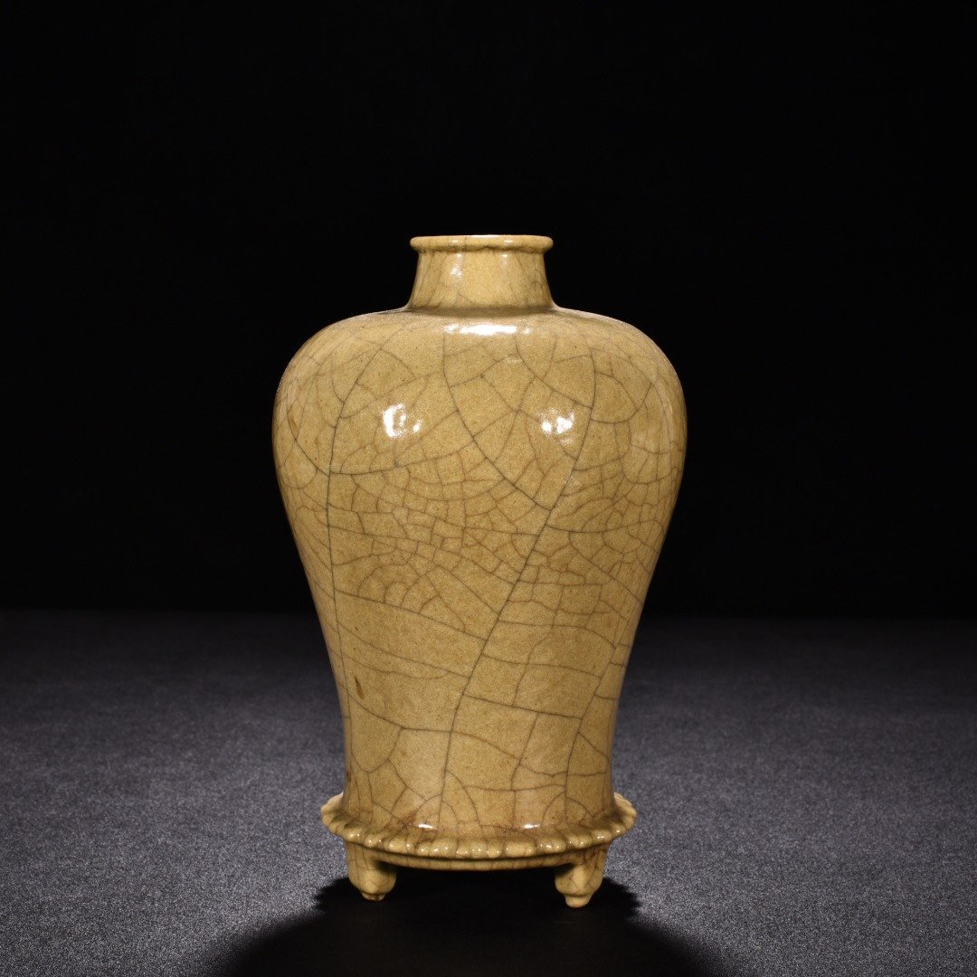 Song Dynasty Ge kiln beige glaze drum-nailed three-legged plum vase