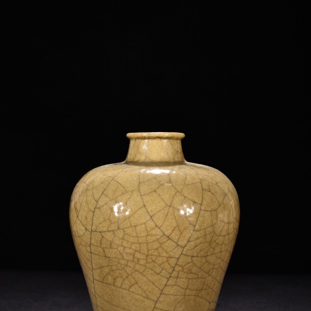 Song Dynasty Ge kiln beige glaze drum-nailed three-legged plum vase