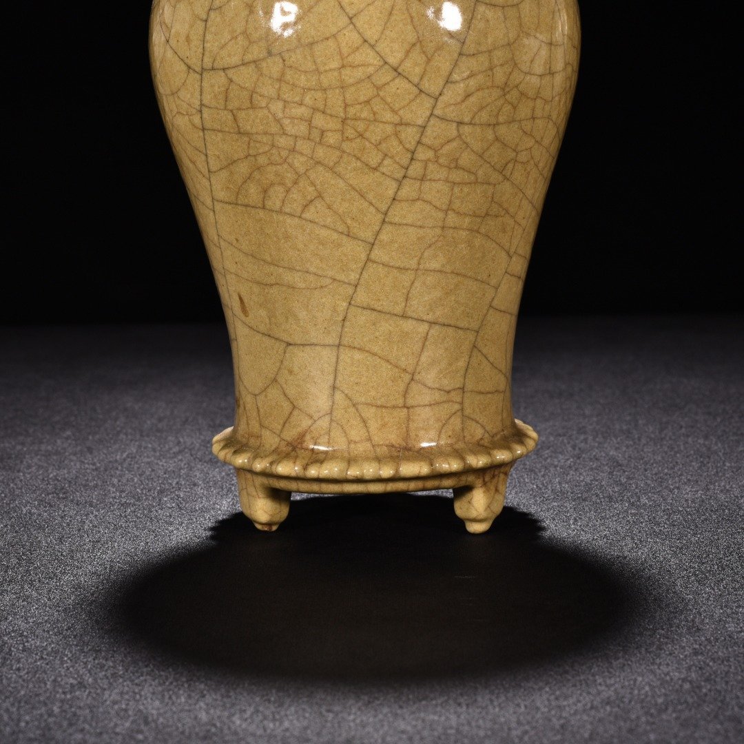 Song Dynasty Ge kiln beige glaze drum-nailed three-legged plum vase