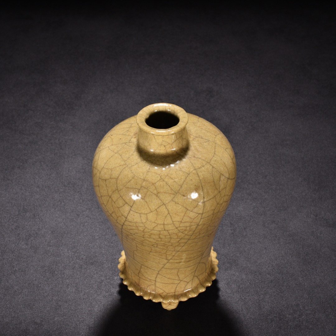 Song Dynasty Ge kiln beige glaze drum-nailed three-legged plum vase