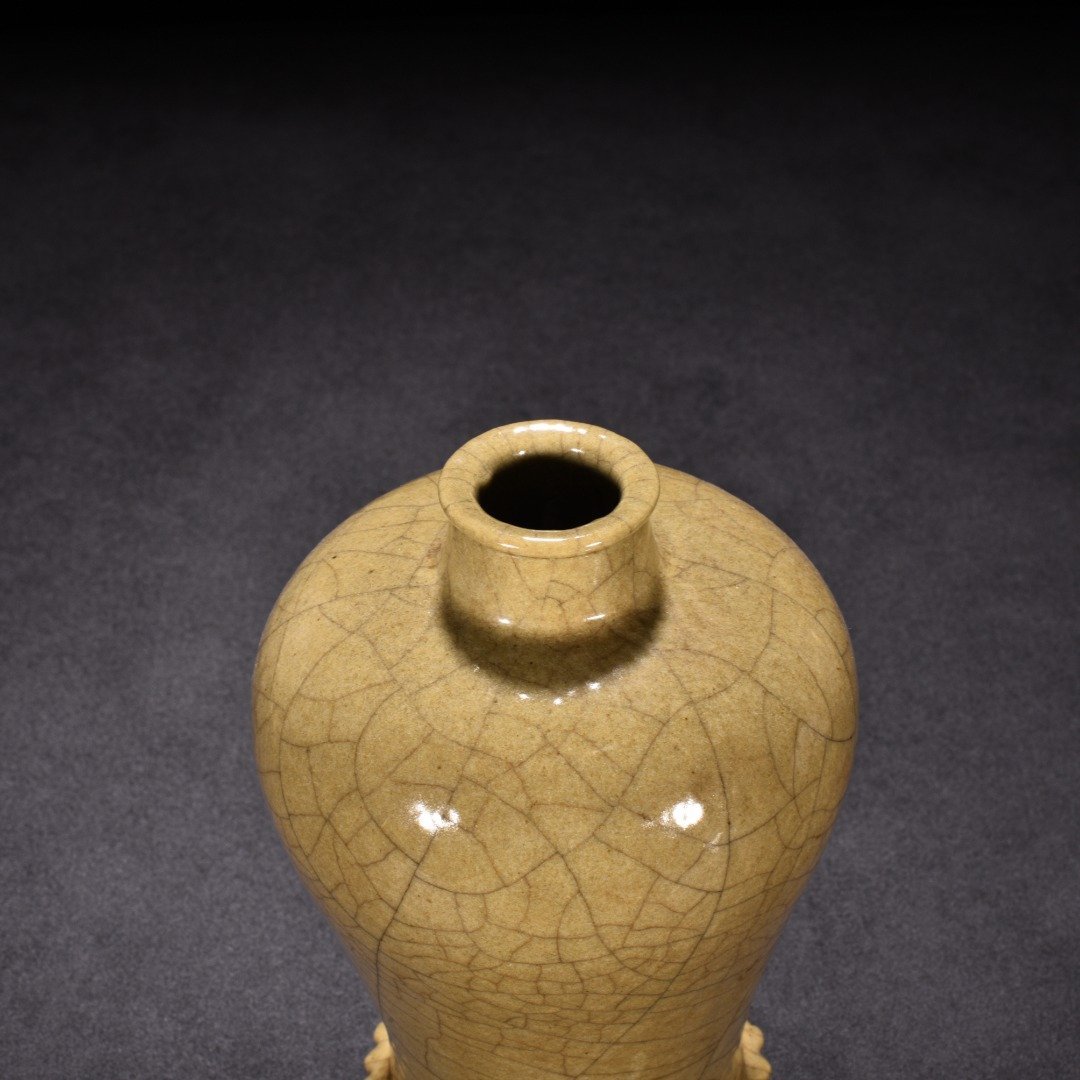 Song Dynasty Ge kiln beige glaze drum-nailed three-legged plum vase