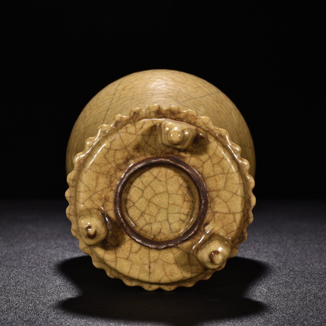 Song Dynasty Ge kiln beige glaze drum-nailed three-legged plum vase
