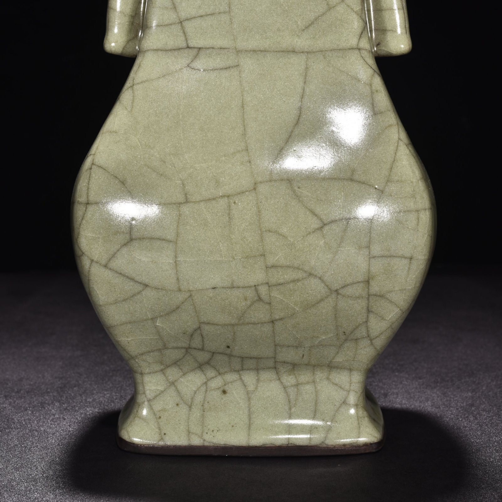 Song Dynasty Ge kiln yellow glaze through-ear vase