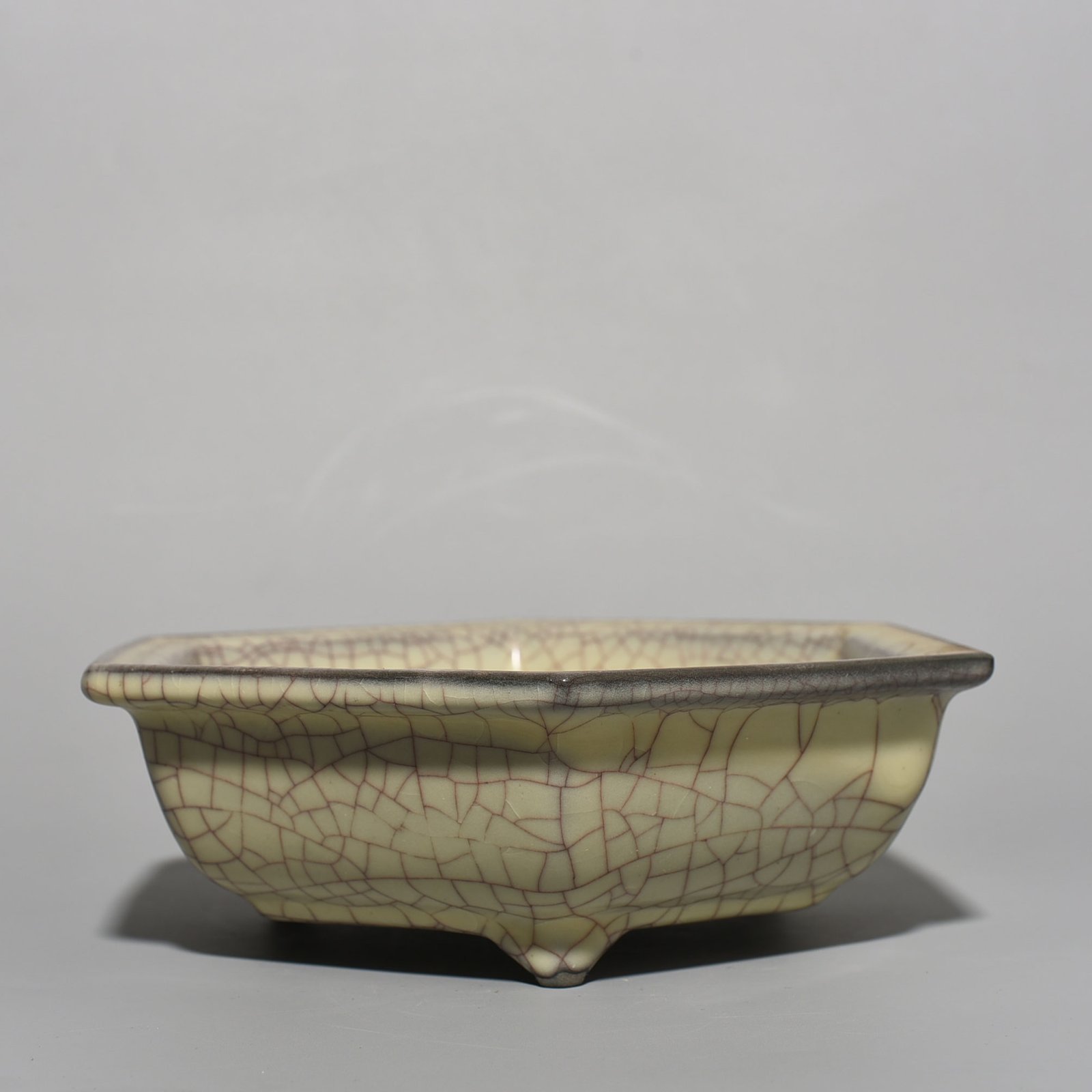 Song Dynasty Guan kiln three-legged six-sided wash