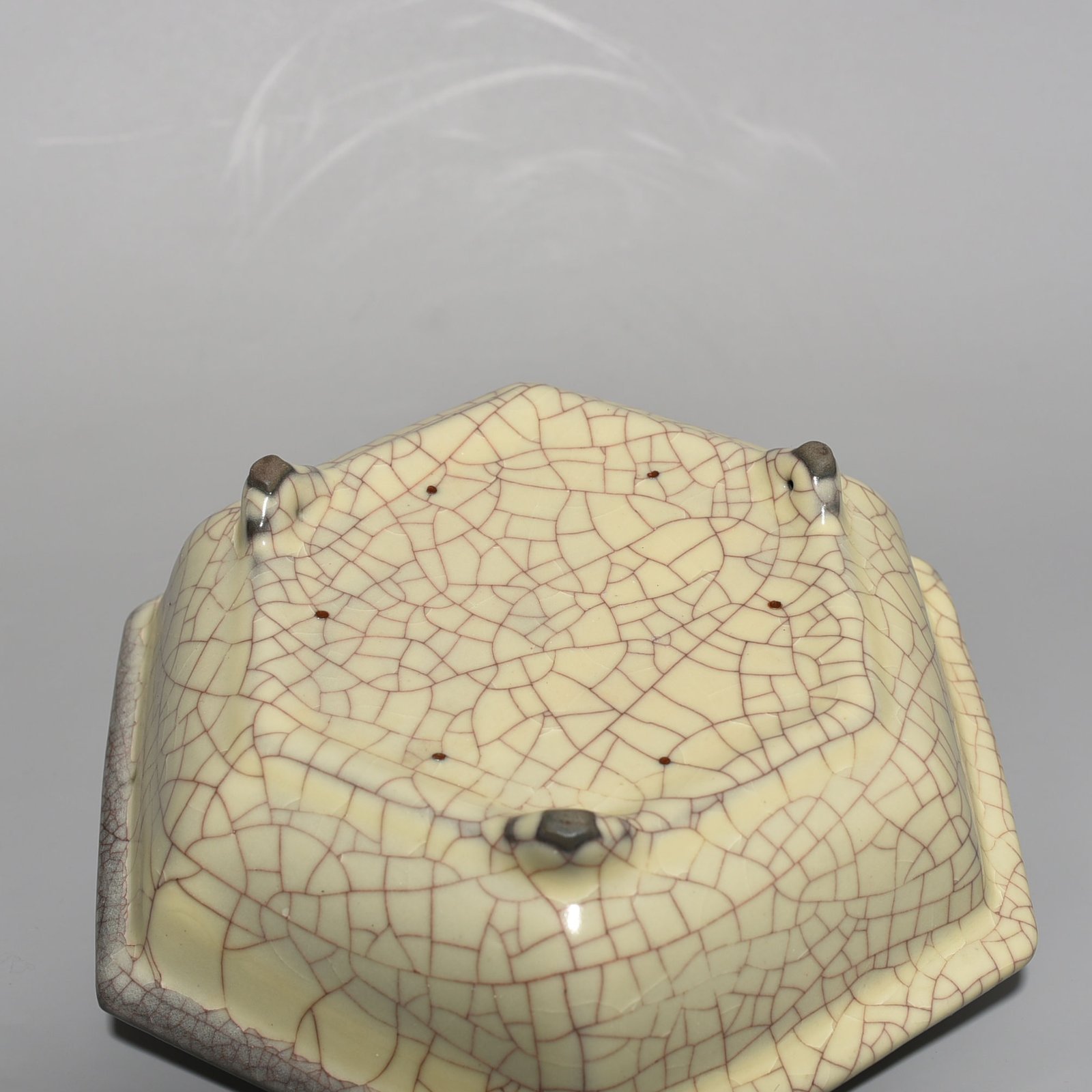 Song Dynasty Guan kiln three-legged six-sided wash