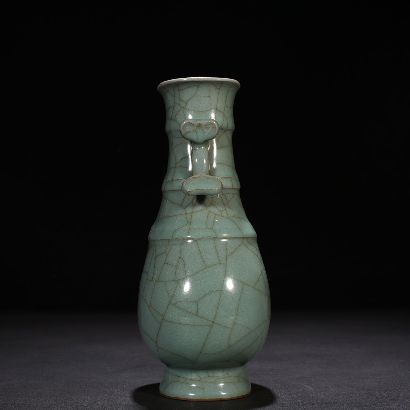 Song Dynasty Guan Kiln Xiu Nei Si Ruyi Er vase