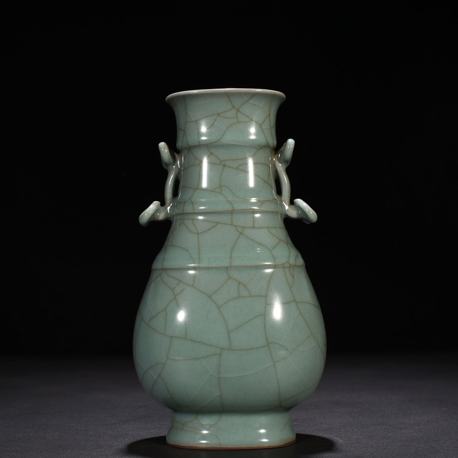 Song Dynasty Guan Kiln Xiu Nei Si Ruyi Er vase