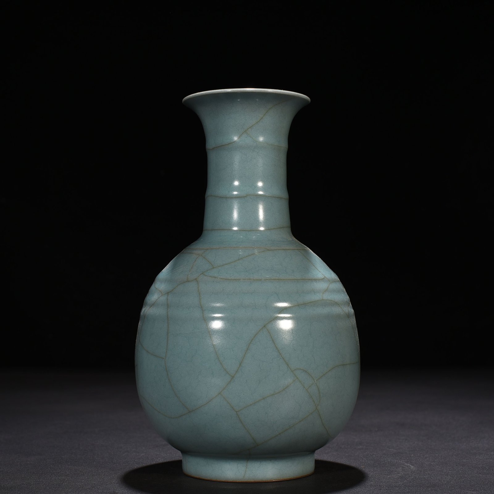 Song Dynasty Guan kiln Xiu Nei Si style dazzling pattern bottle