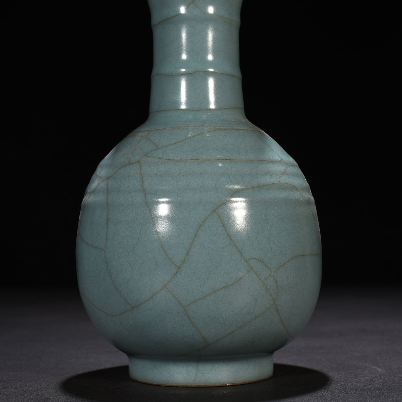 Song Dynasty Guan kiln Xiu Nei Si style dazzling pattern bottle