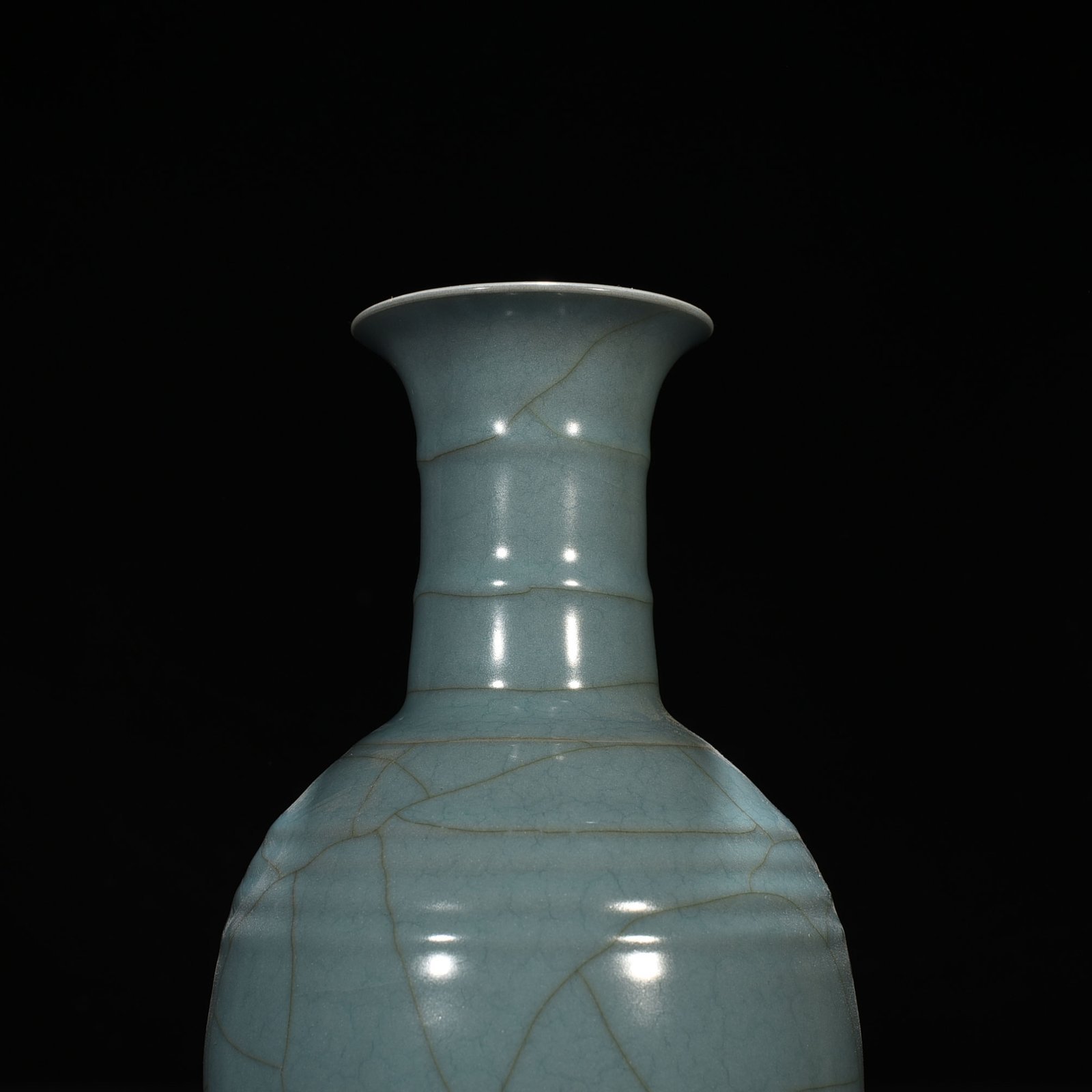 Song Dynasty Guan kiln Xiu Nei Si style dazzling pattern bottle