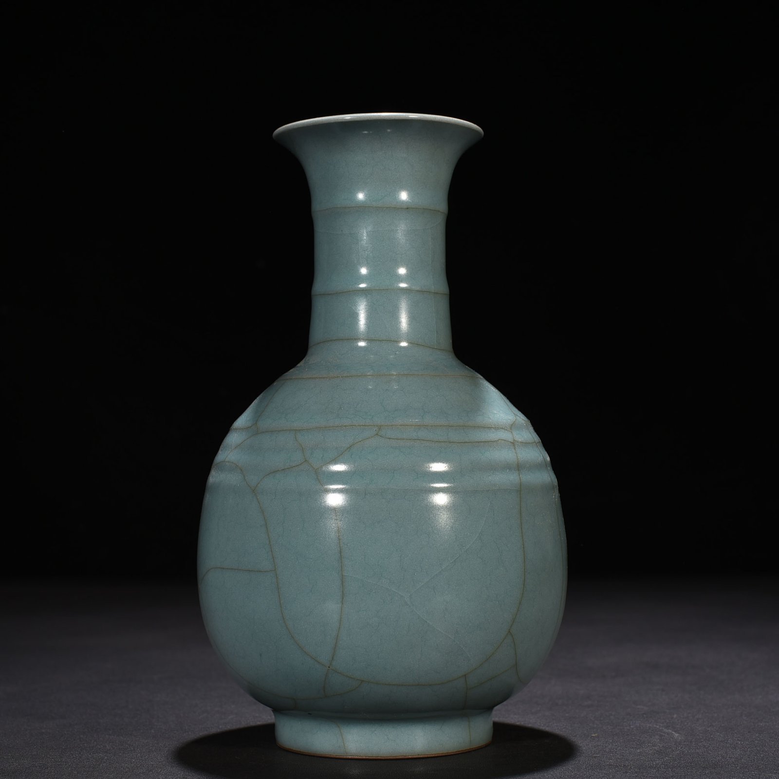 Song Dynasty Guan kiln Xiu Nei Si style dazzling pattern bottle