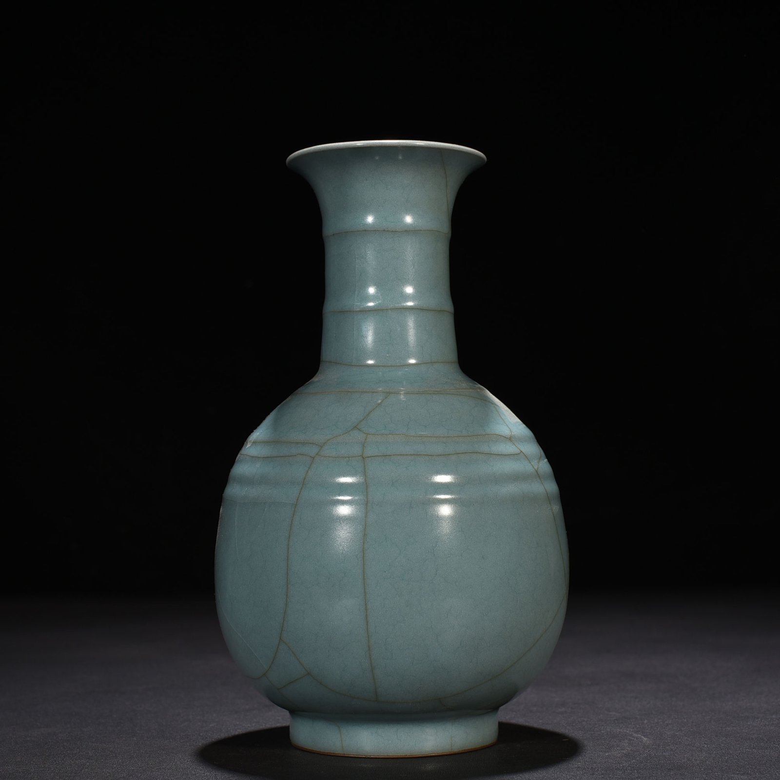 Song Dynasty Guan kiln Xiu Nei Si style dazzling pattern bottle