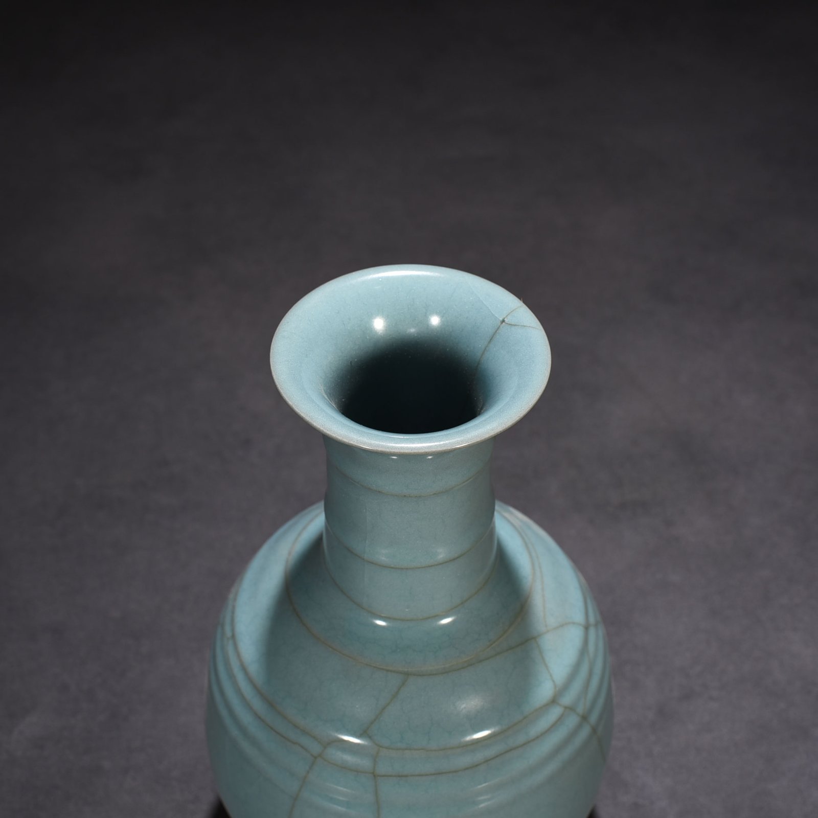 Song Dynasty Guan kiln Xiu Nei Si style dazzling pattern bottle