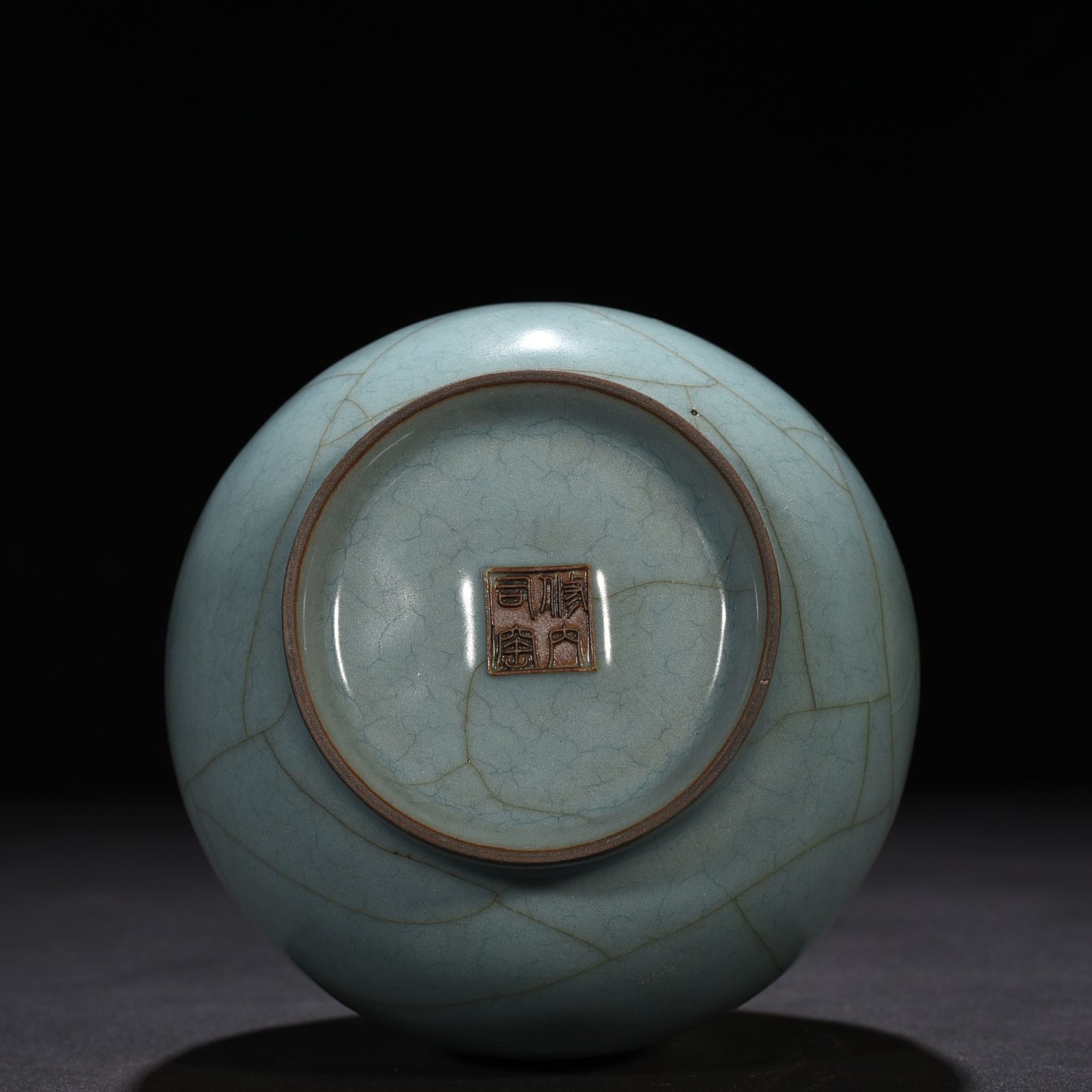 Song Dynasty Guan kiln Xiu Nei Si style dazzling pattern bottle