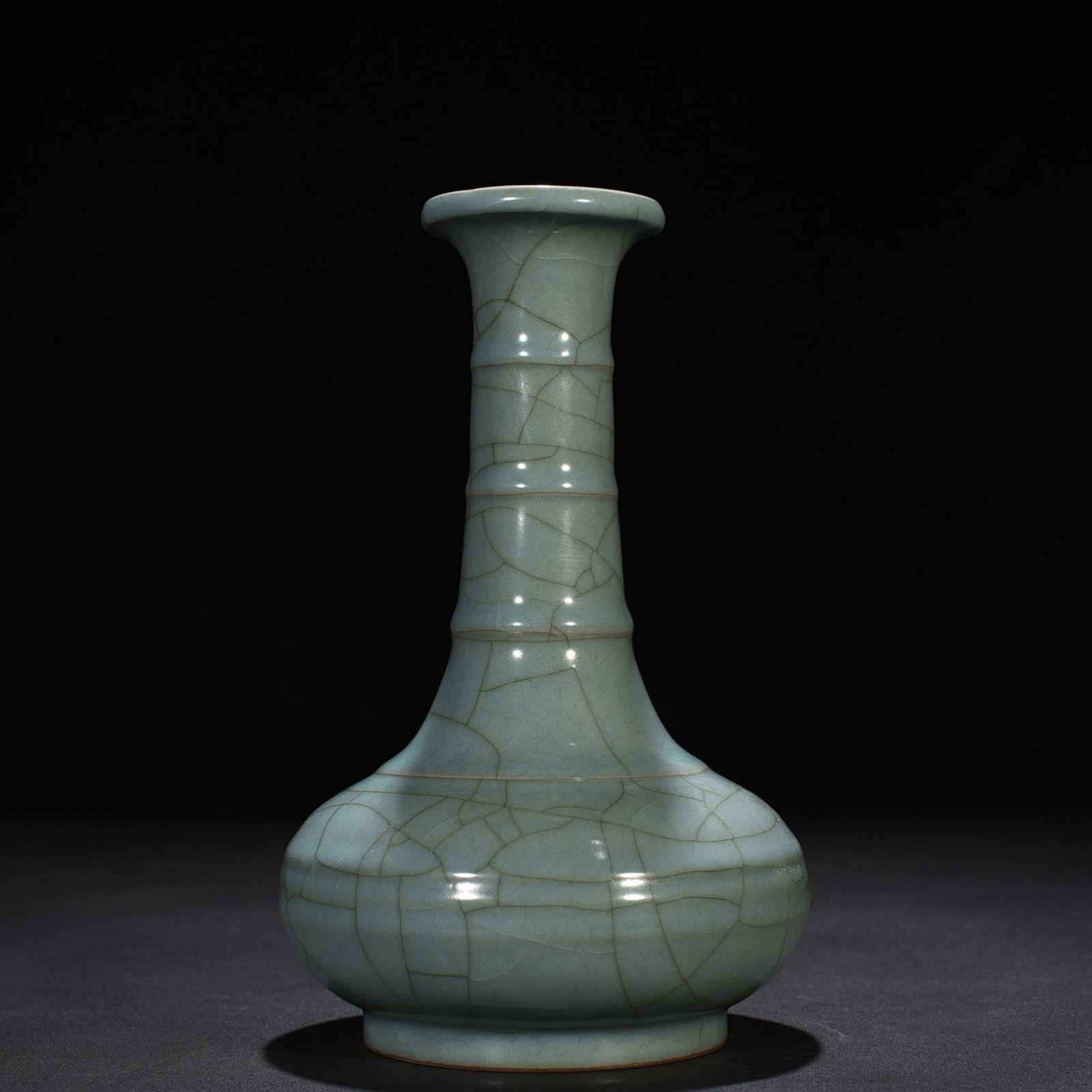 Song Dynasty Guan kiln Xiu Nei Si model dazzling pattern plate mouth bottle
