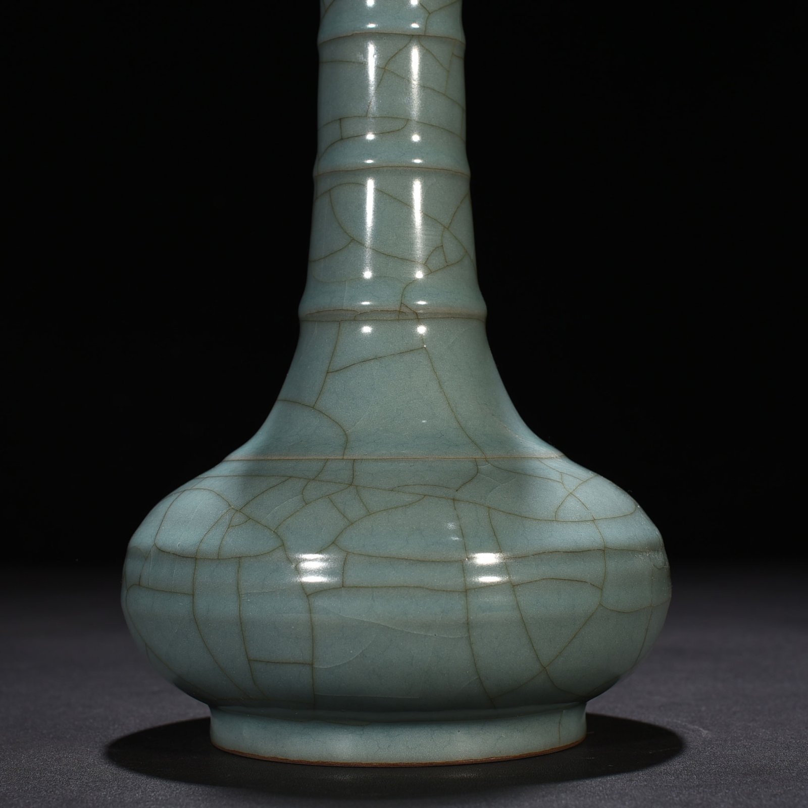Song Dynasty Guan kiln Xiu Nei Si model dazzling pattern plate mouth bottle
