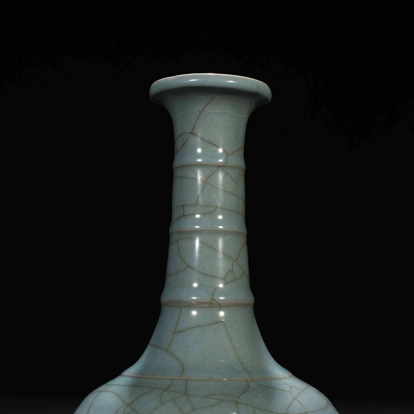Song Dynasty Guan kiln Xiu Nei Si model dazzling pattern plate mouth bottle