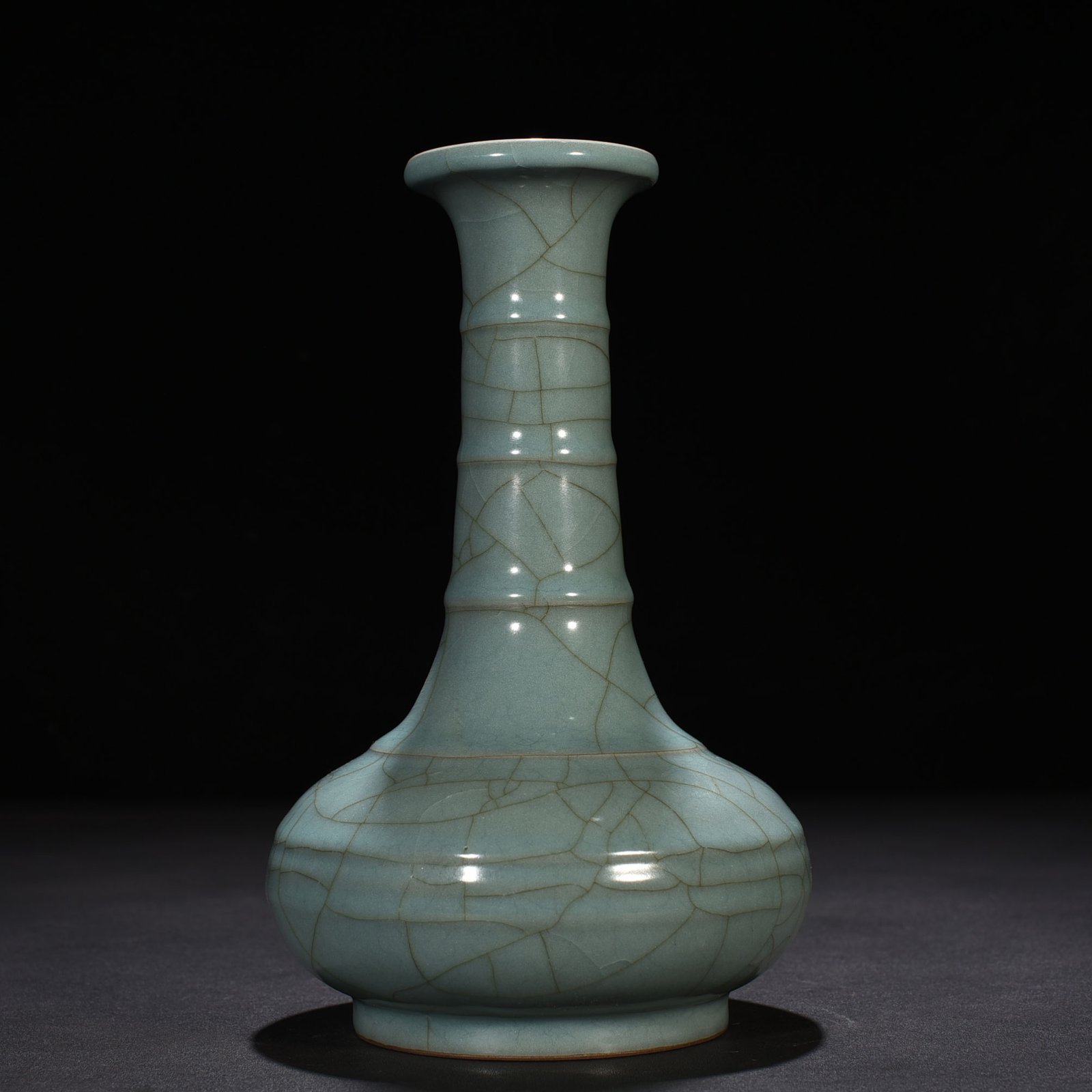 Song Dynasty Guan kiln Xiu Nei Si model dazzling pattern plate mouth bottle