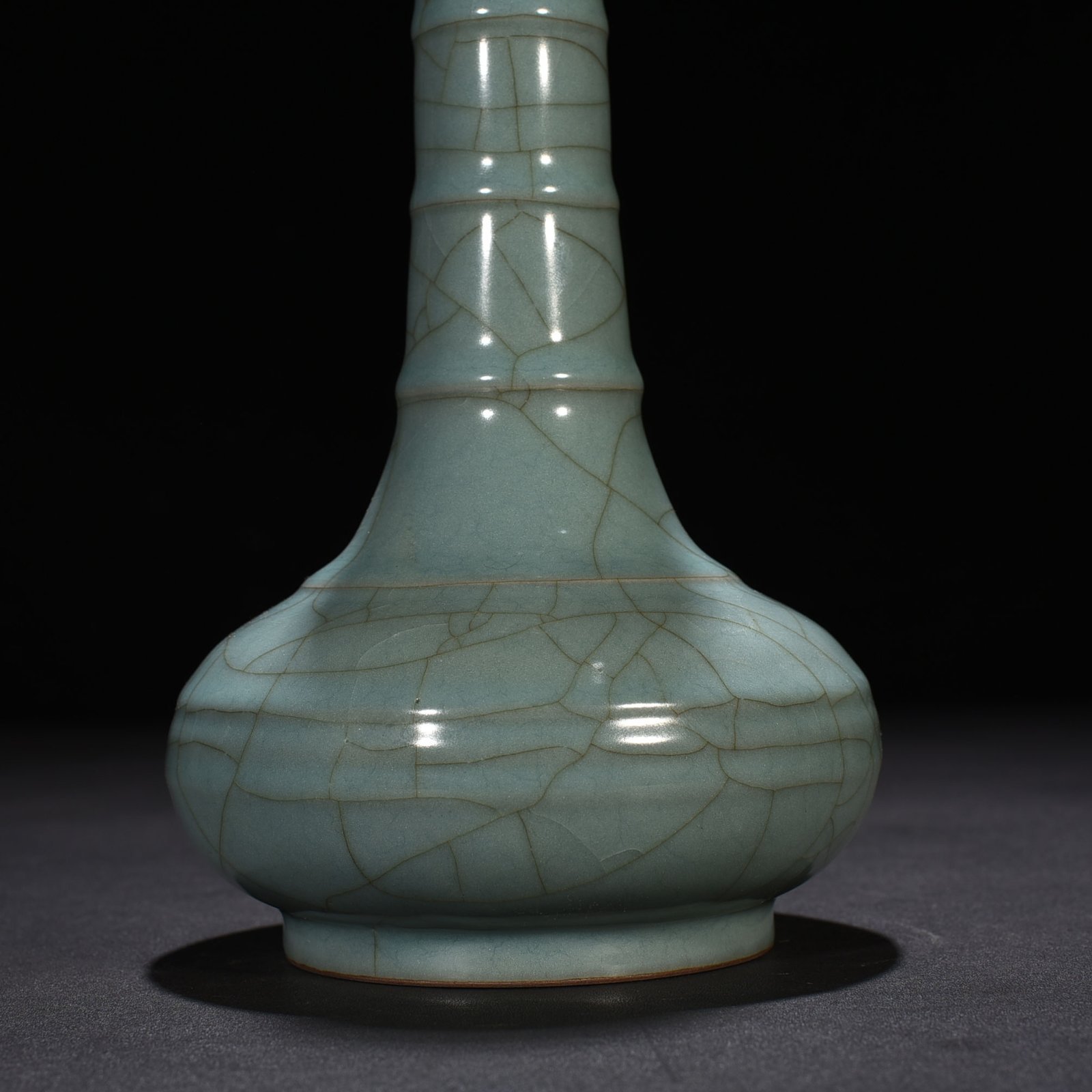 Song Dynasty Guan kiln Xiu Nei Si model dazzling pattern plate mouth bottle