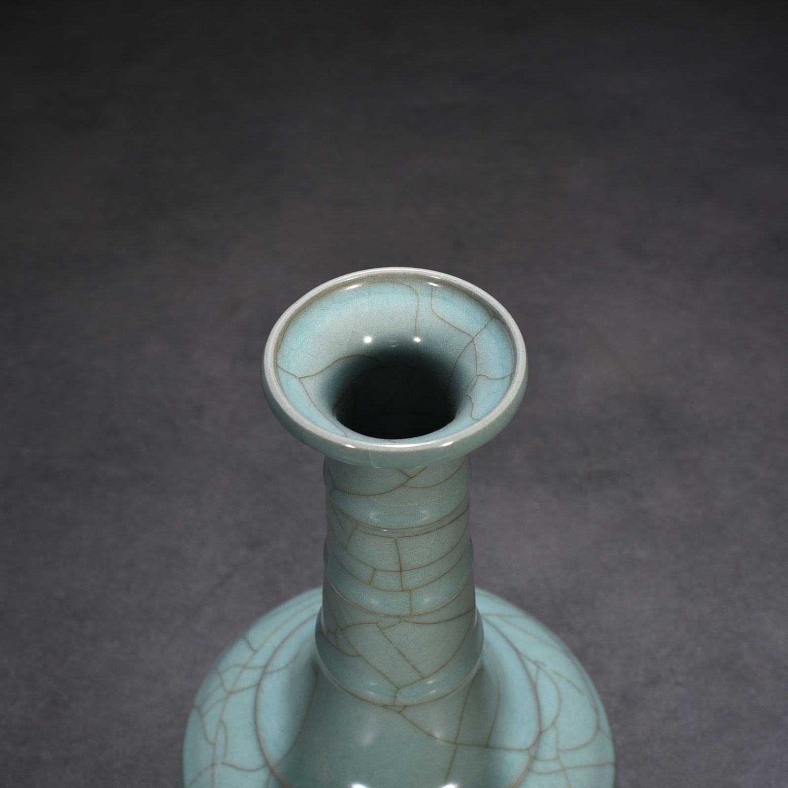 Song Dynasty Guan kiln Xiu Nei Si model dazzling pattern plate mouth bottle