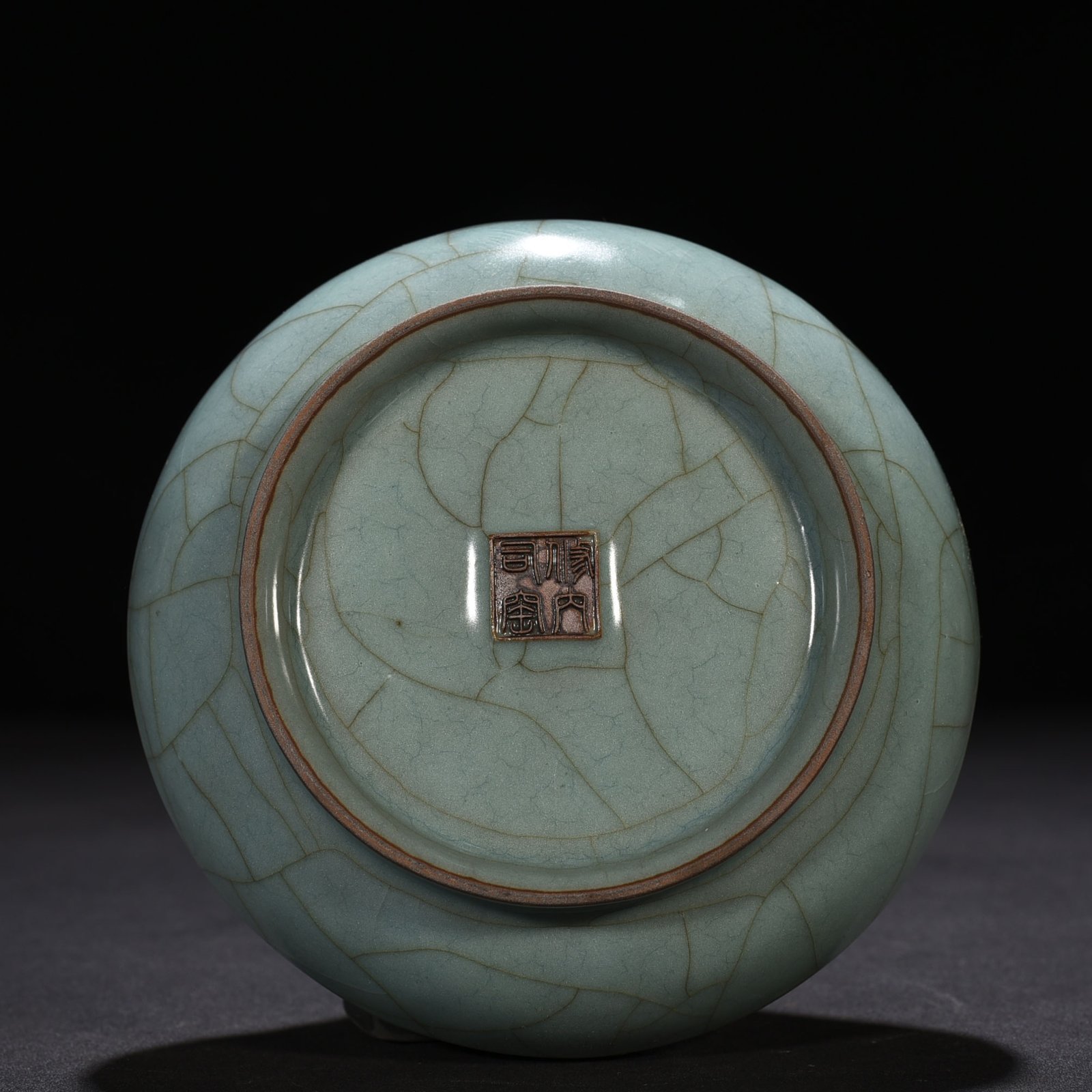 Song Dynasty Guan kiln Xiu Nei Si model dazzling pattern plate mouth bottle