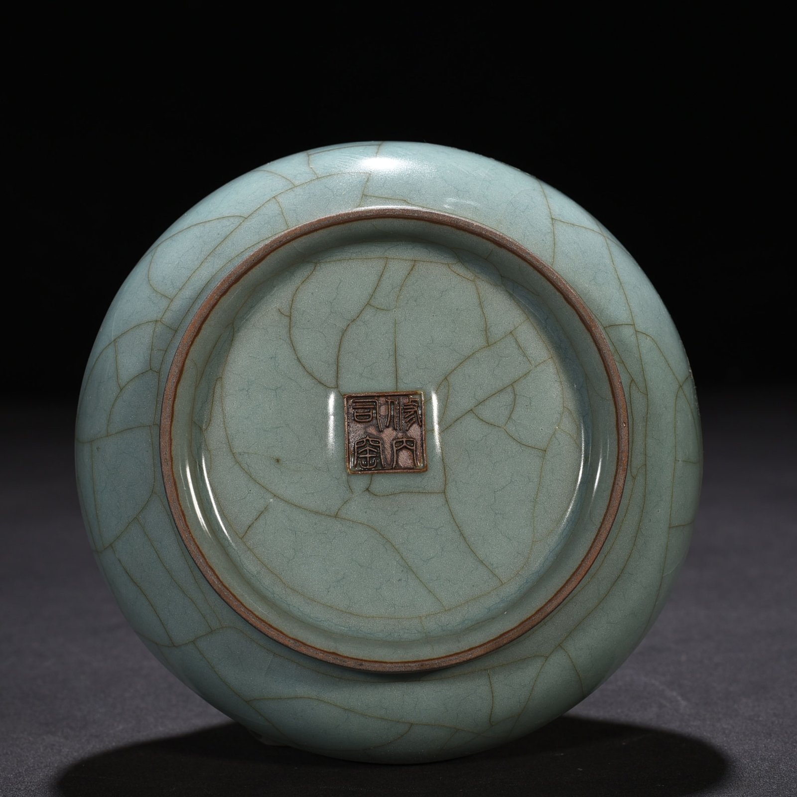 Song Dynasty Guan kiln Xiu Nei Si model dazzling pattern plate mouth bottle
