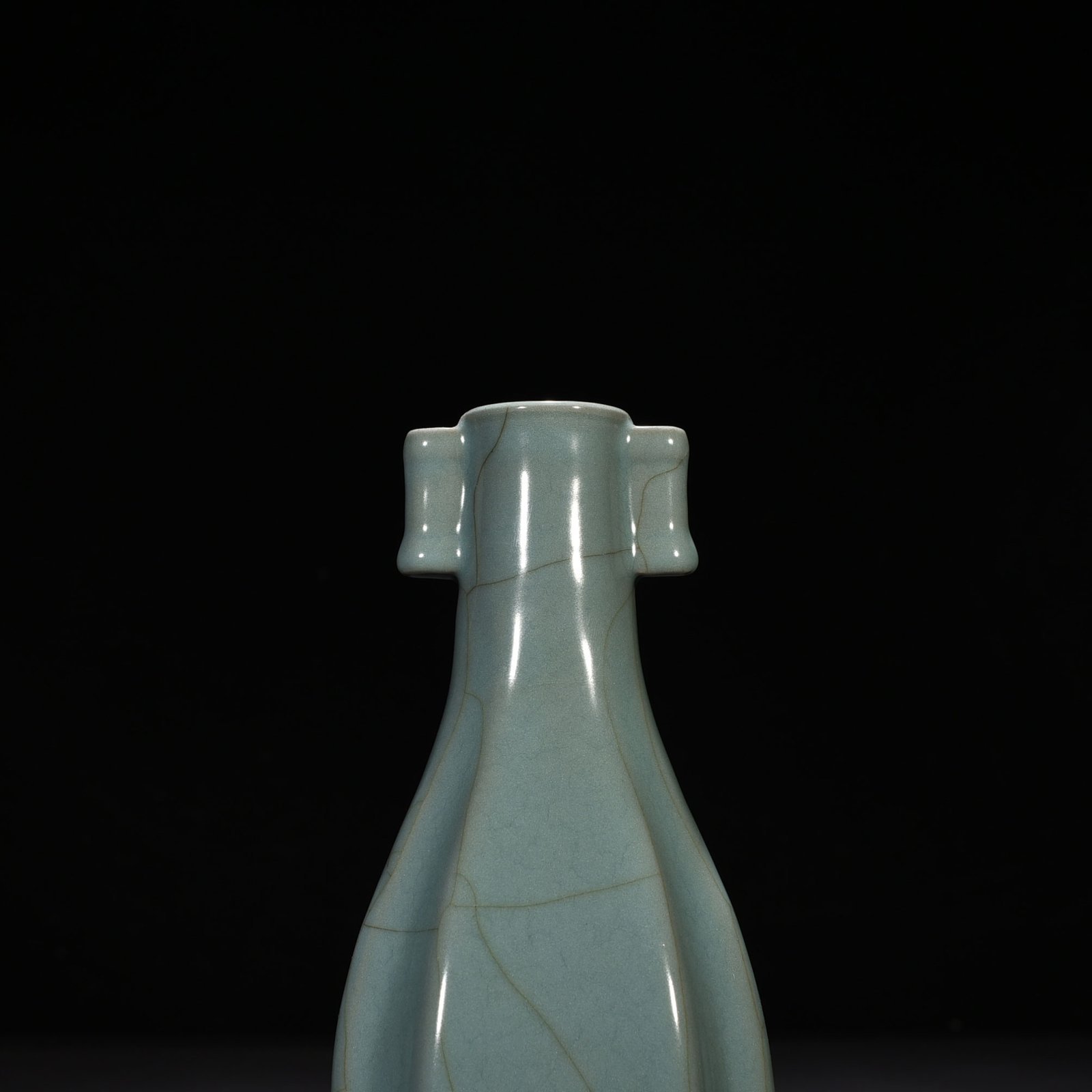 Song Dynasty official kiln Xiu Neisi style square vase with ears