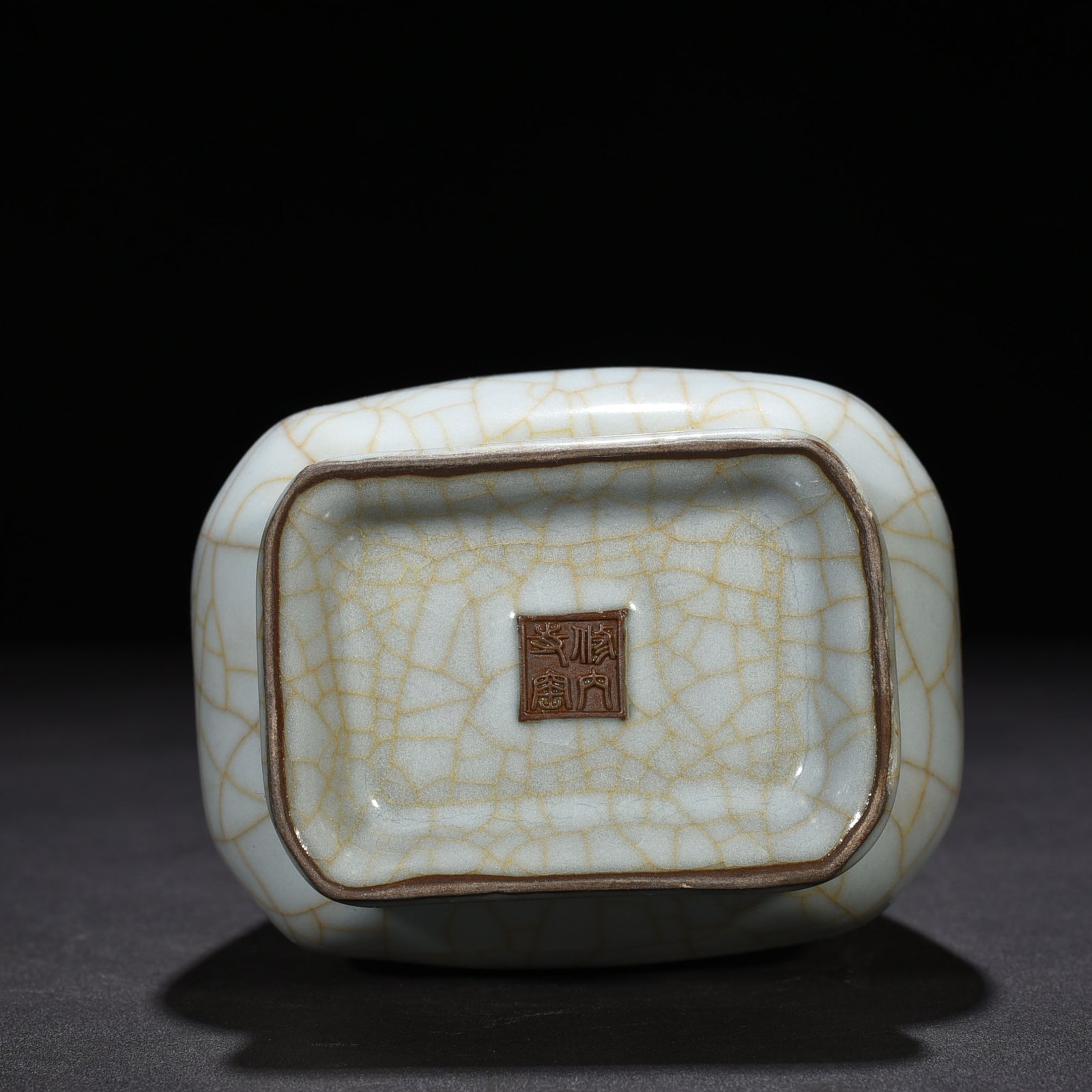 Song Dynasty official kiln Xiu Neisi style square vase with ears