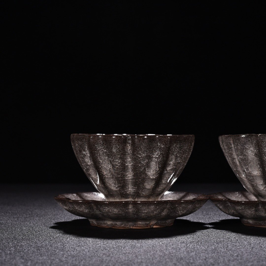 Song Dynasty official kiln ice cracked edge cup
